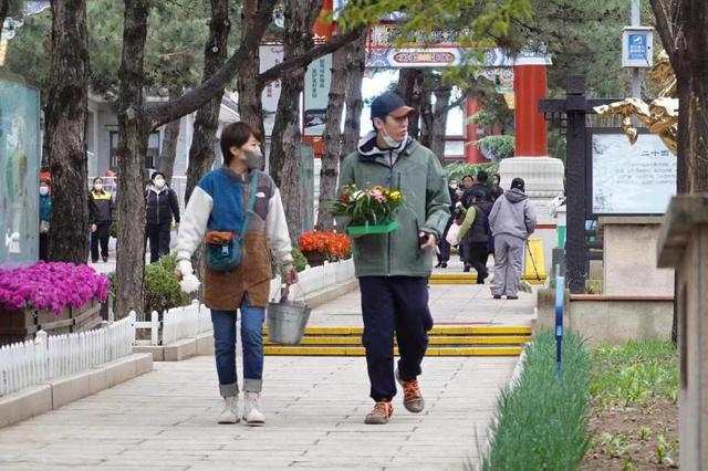 j9九游会发放鲜花、预定代祭、巩固寻视……清明节八宝山百姓义冢如此效劳祭扫公共